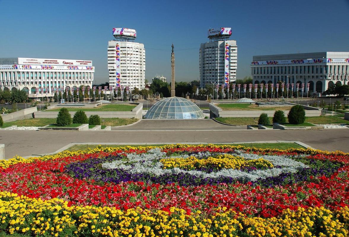 Nadezhda Apartments On Abay Avenue 59 Almaty Exterior photo